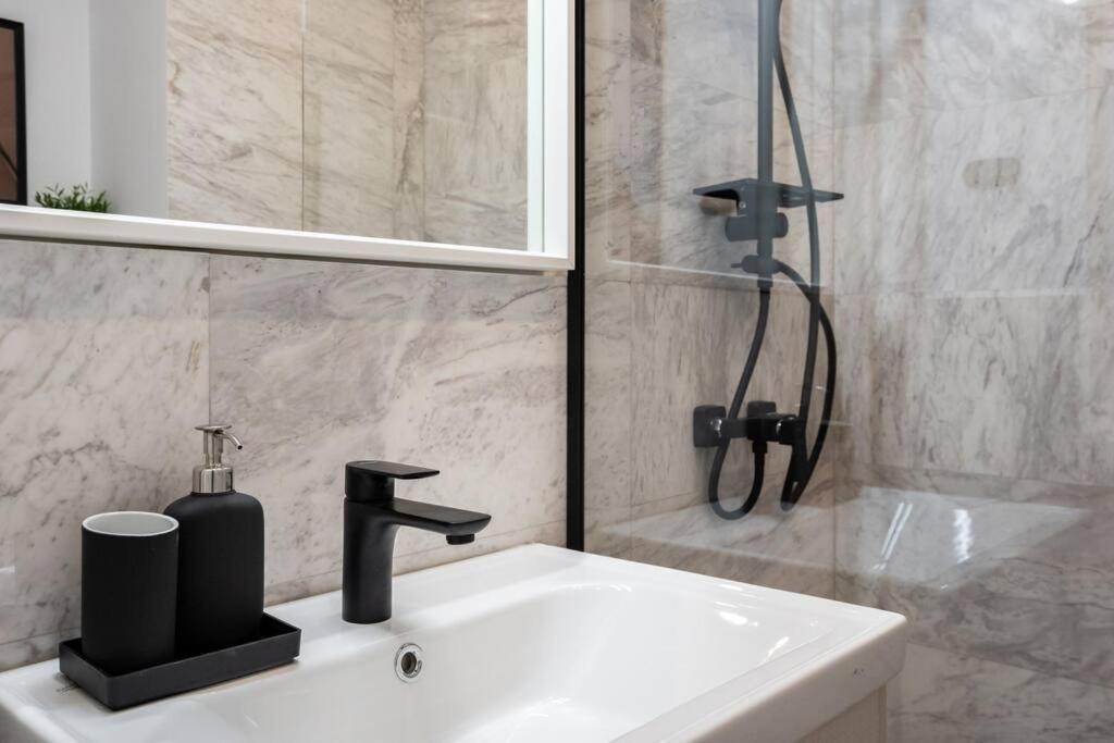 Bright 2br Flat - Location - Amazing Balcony *