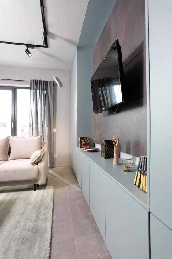 Apartment Lovely Industrial Studio With Netflix Bucharest