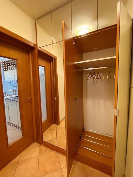 Apartament Lovely & Quiet 1-bedroom With Free Parking Bucureşti