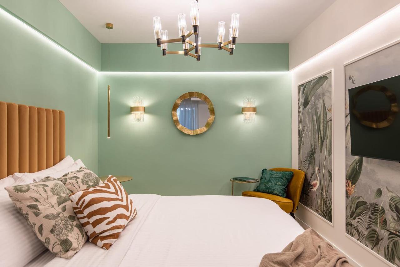 Holt - Leagues And Words Under The Sea Apartment