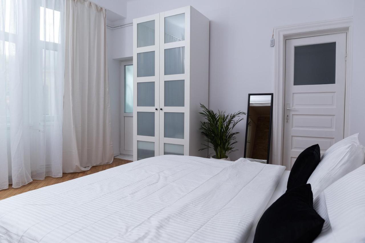 Color Aparments Coposu Blv