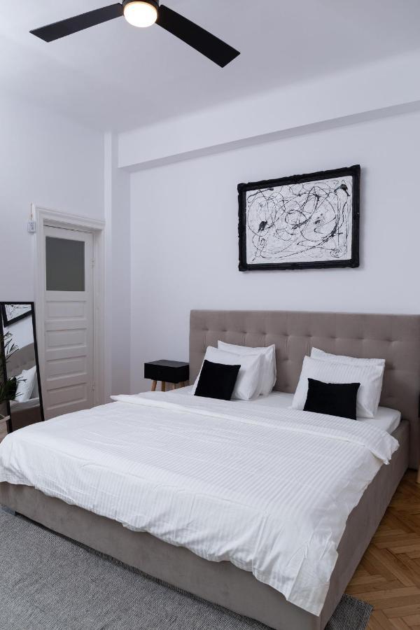 Color Aparments Coposu Blv