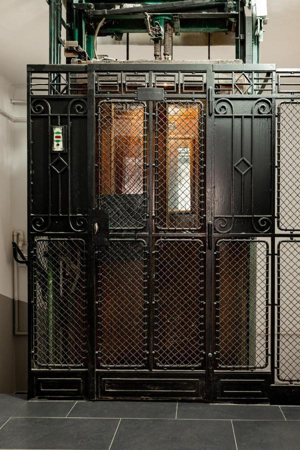 Qult - Misty Night Apartment