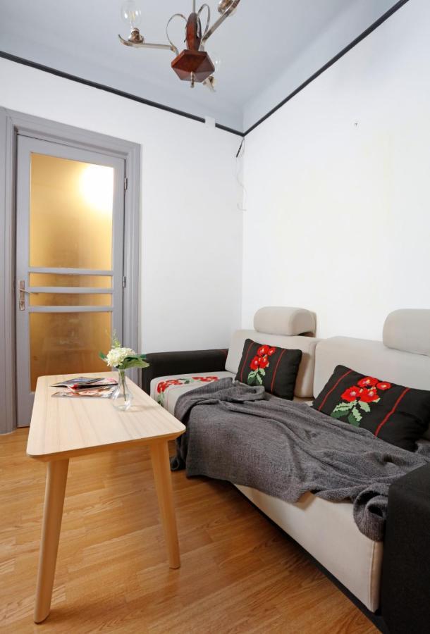 Traditional Modern 3 Bedroom In Center Apartment *