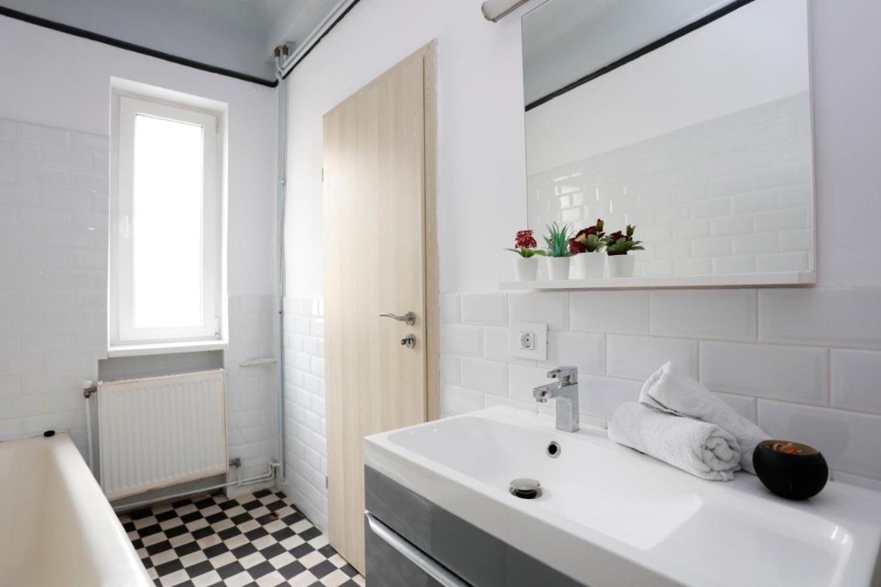Traditional Modern 3 Bedroom In Center Apartment Bucharest