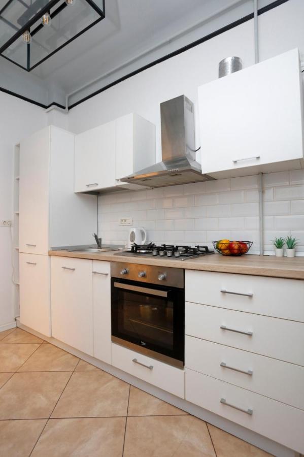 Traditional Modern 3 Bedroom In Center Apartment *