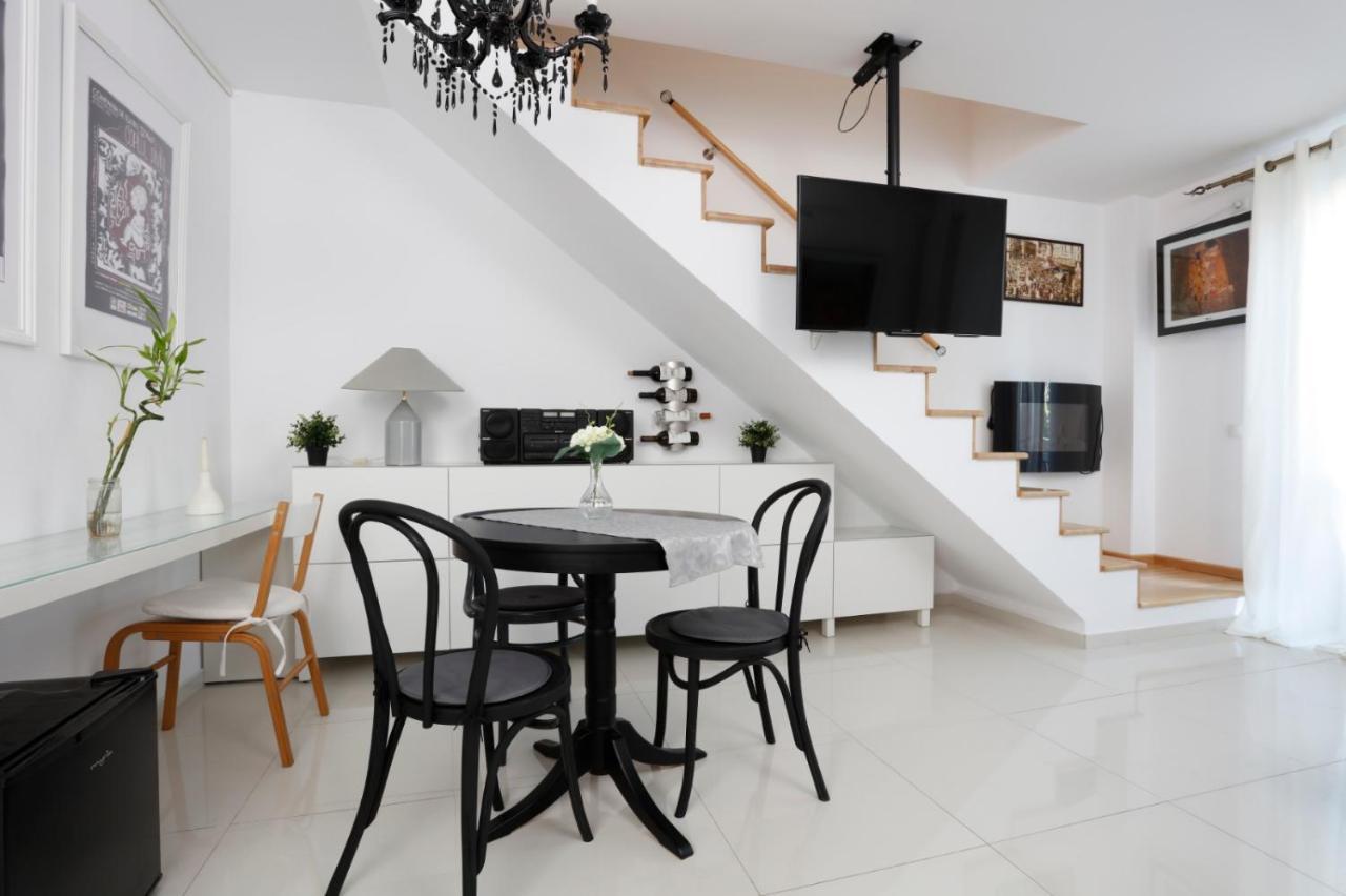 Gorgeous 2 Bedroom Duplex In City Center *
