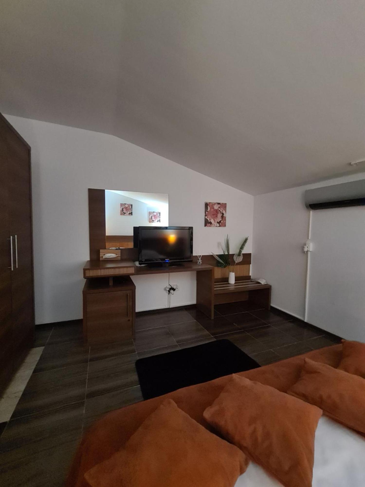 Acomodação com café da manhã  Garsoniera Privata *