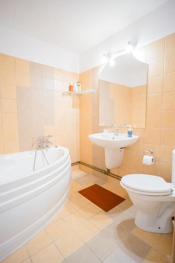 Apartamento Rustic & Spacious 3br Bucareste