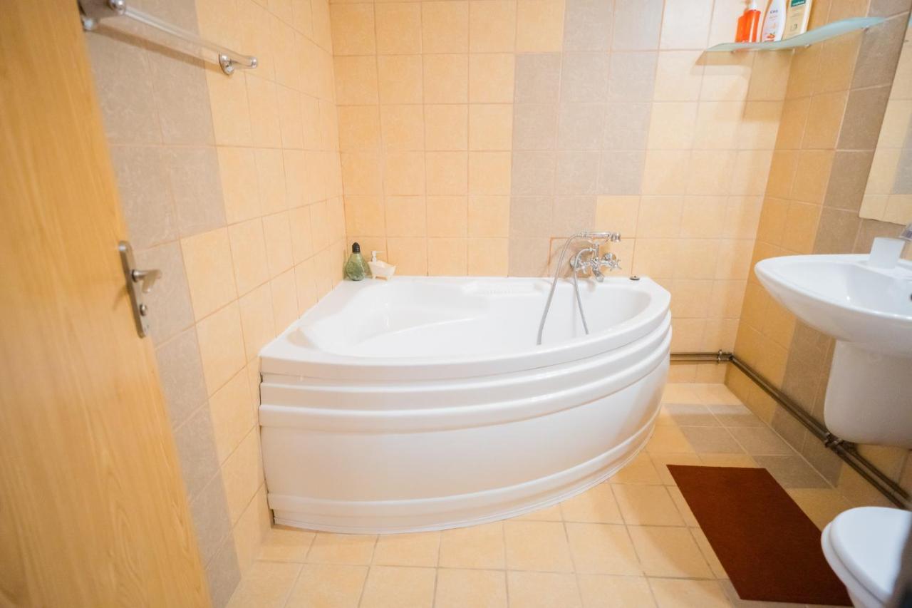 Rustic & Spacious 3br Apartamento Bucareste