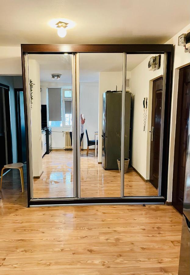 Thias -parter, Langa Spitalul Marie Curie Apartment Bucharest