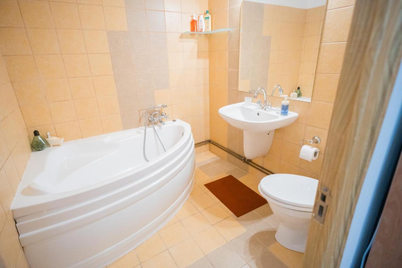 Apartamento Rustic & Spacious 3br Bucareste
