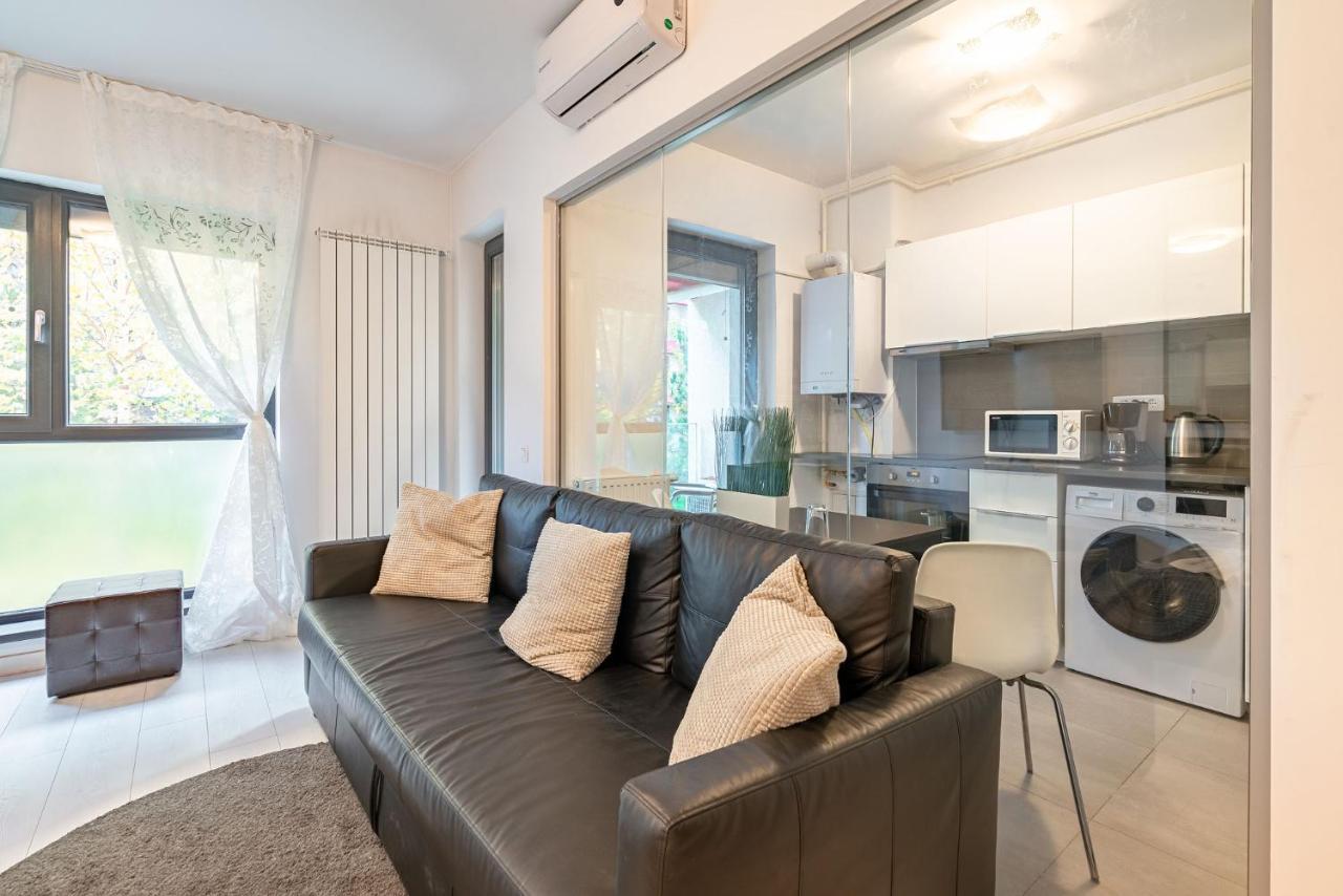 Apartment 21 *