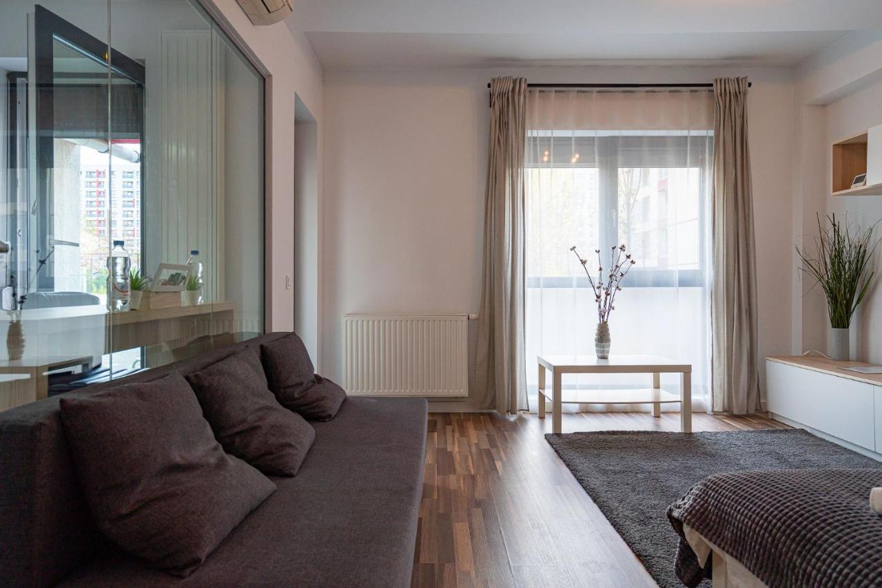 21 Apartment *