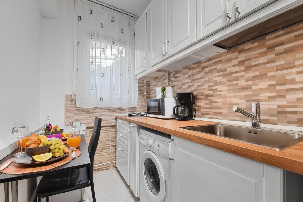 Central Studio Emerald Apartment