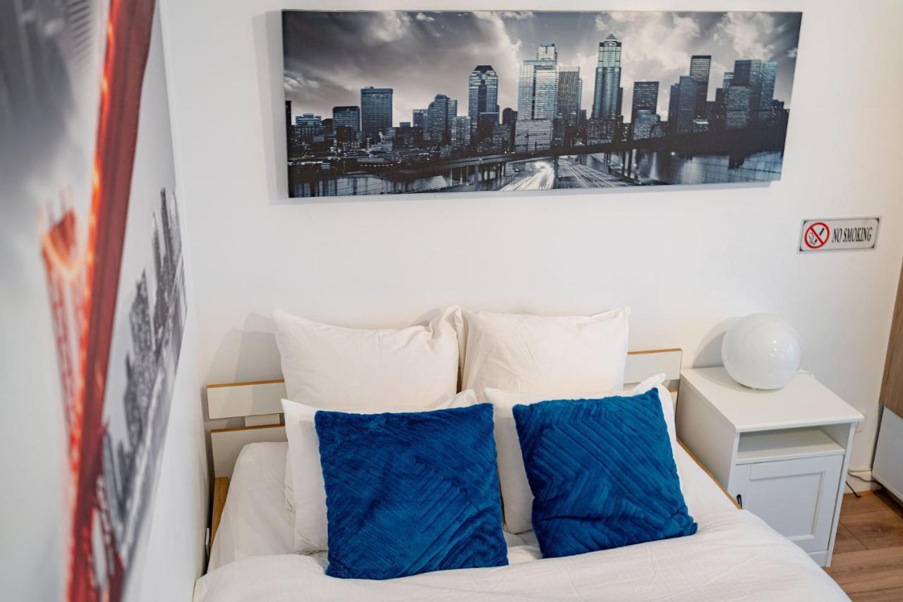 21 Apartment *
