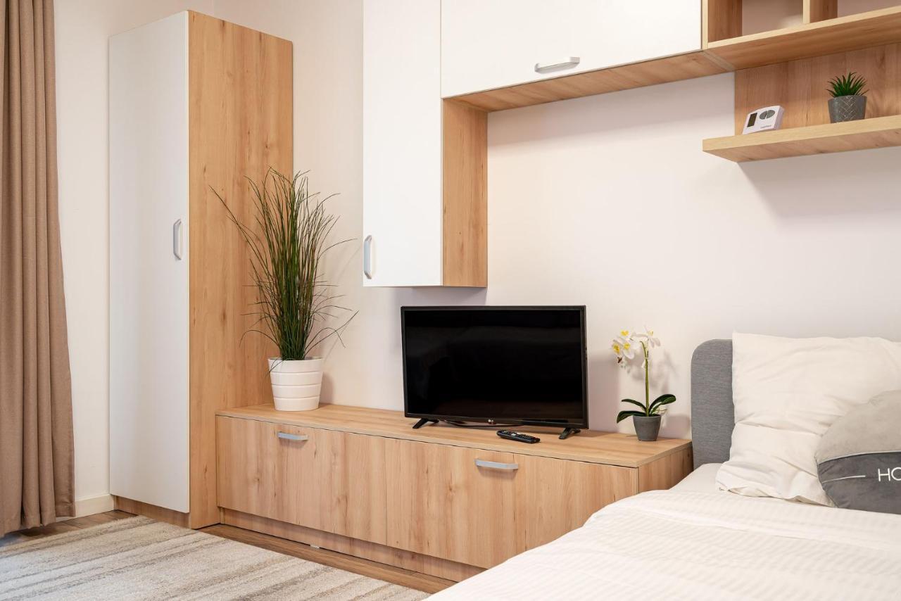21 Apartment *