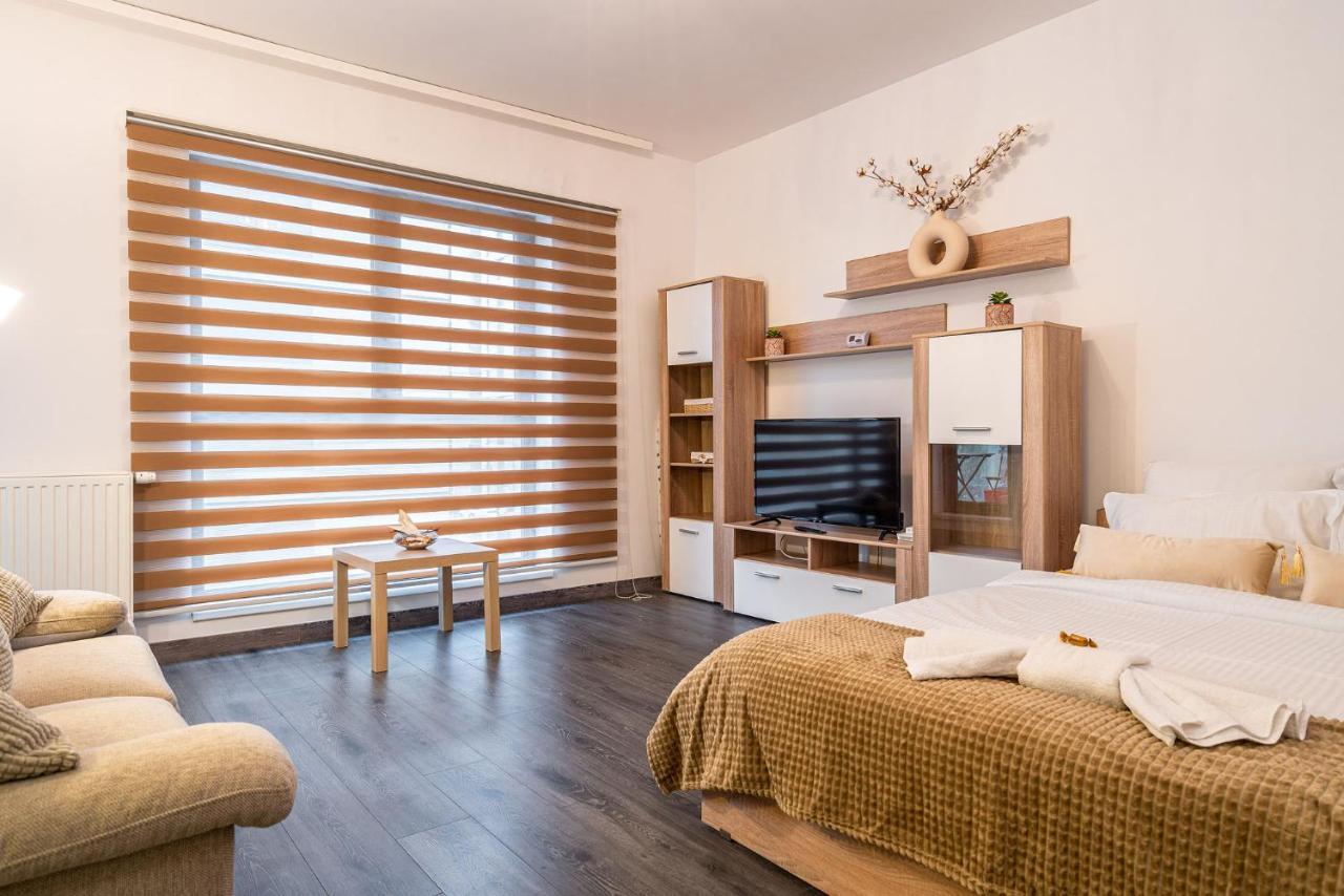 Apartment 21 *