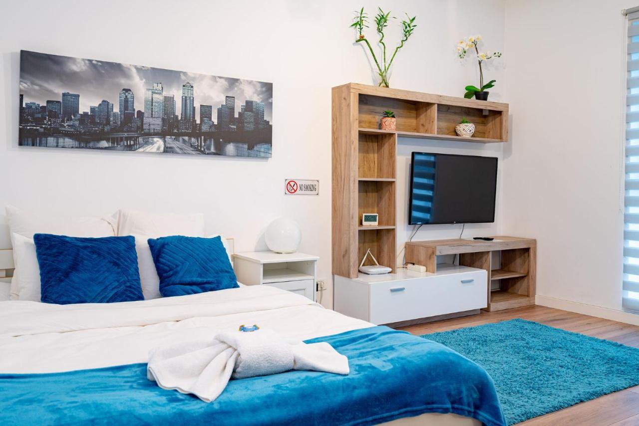 Apartment 21 *