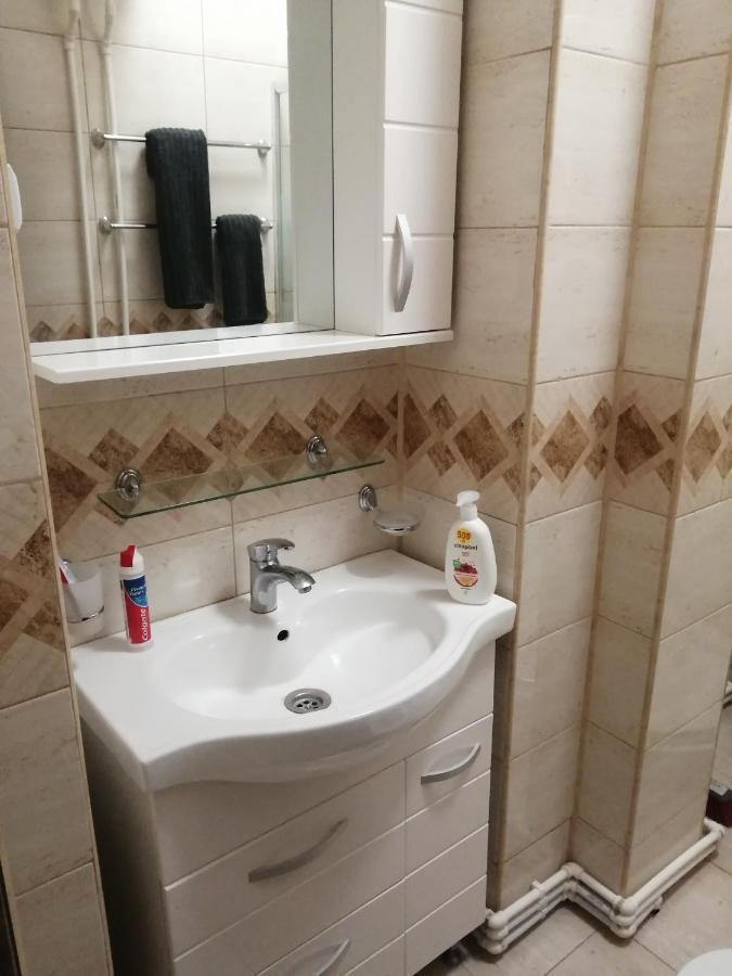 Apartament 2 Camere, Super Dragut Si Spatios, Zona Linistita, 100 Metrii De Calea Victoriei * Bucharest