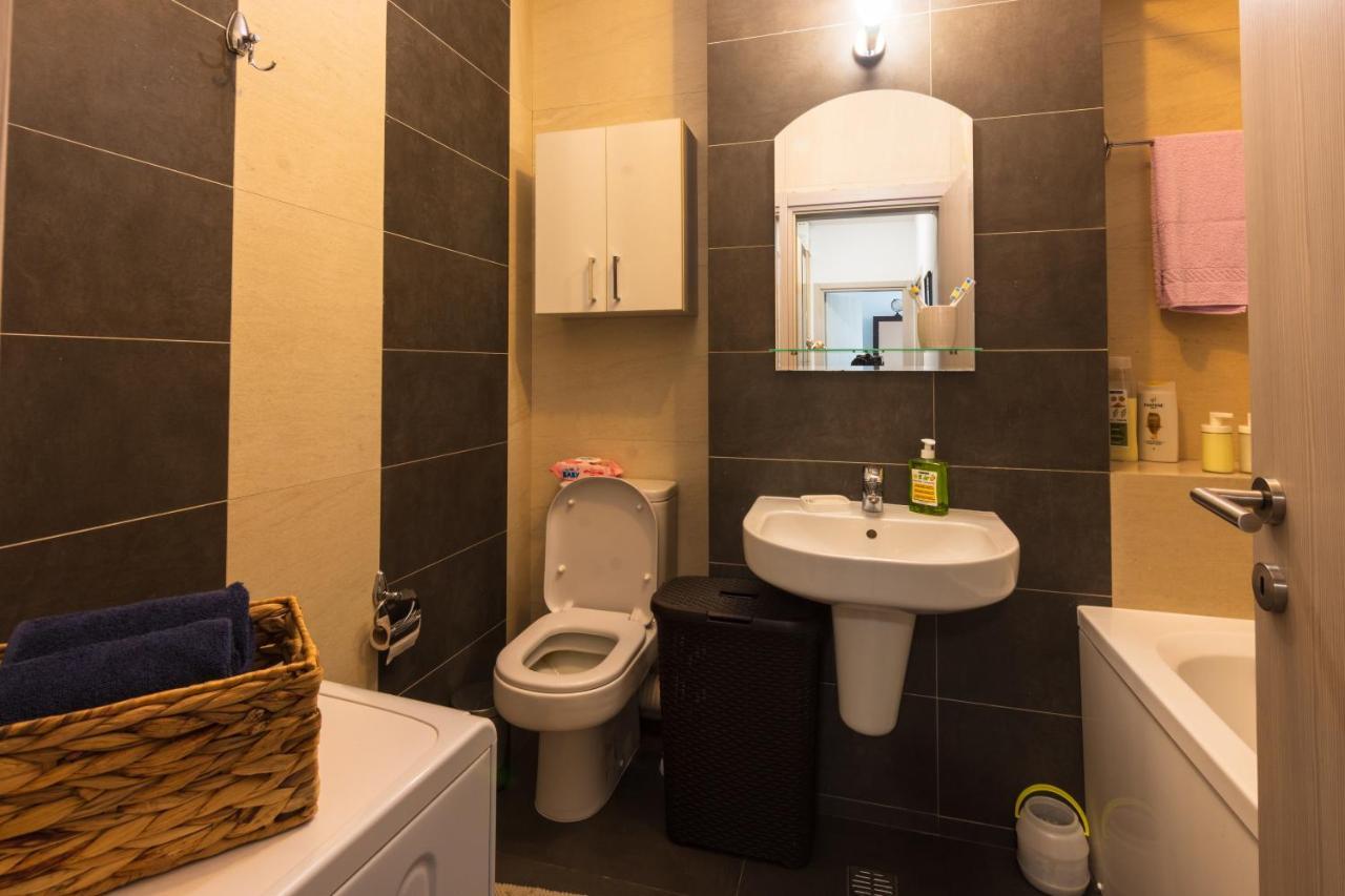 Charming And Spacious Near Downtown Apartment *