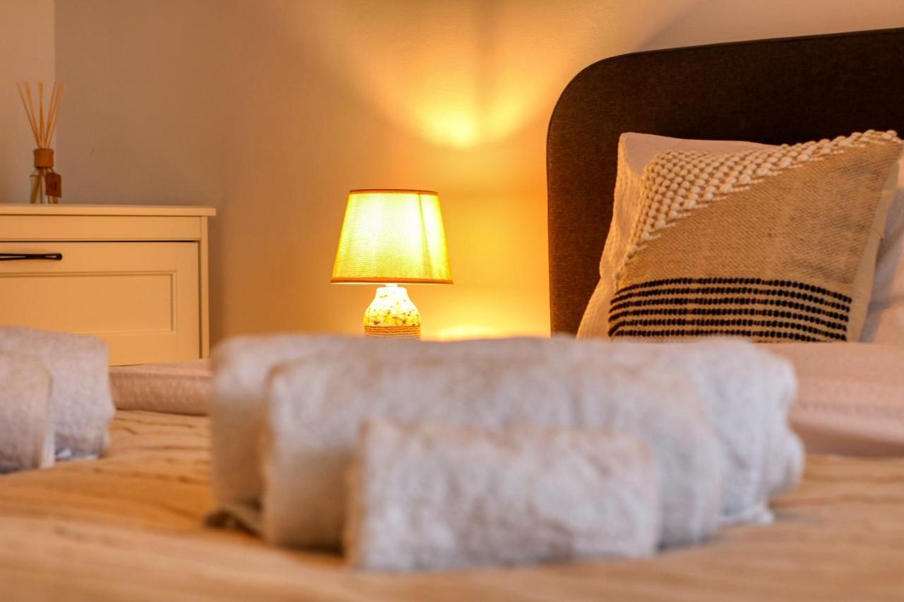 Relaxation Station: Cozy With Smart Features Near Ior Park Apartment