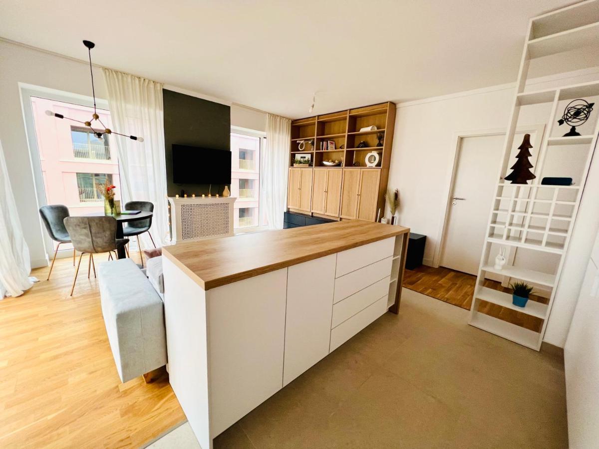 Exquisite - Two Bedroom Bucharest