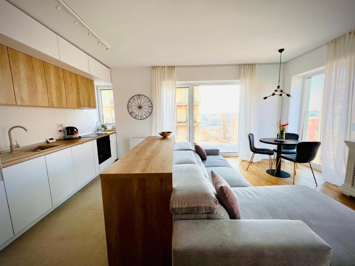 Exquisite - Two Bedroom Apartment *