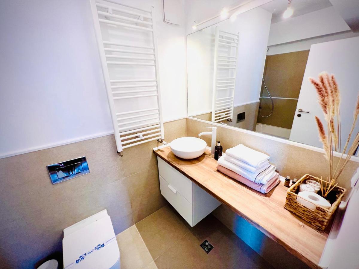 Exquisite - Two Bedroom Apartment *