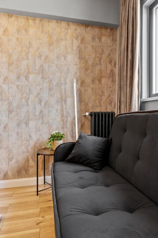 Contemporan By Art Apartment