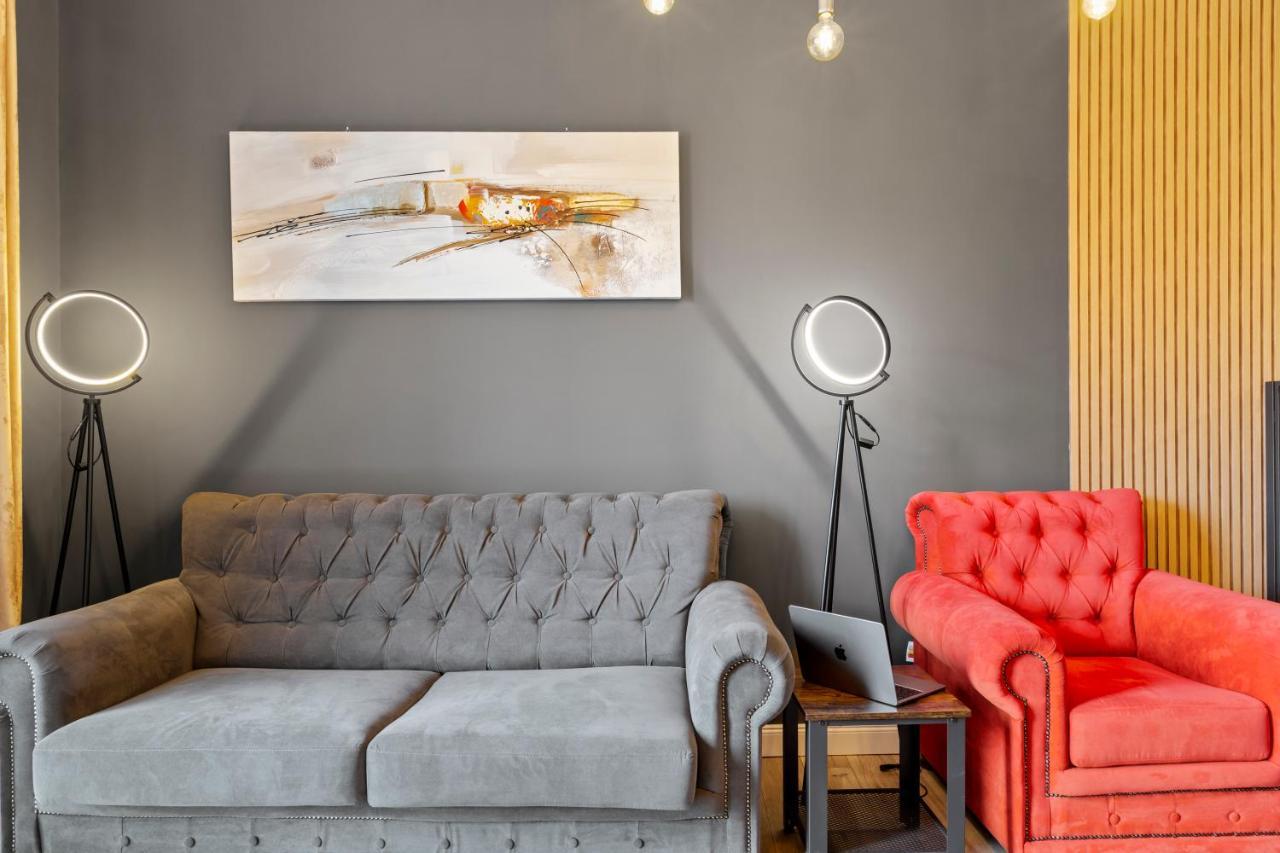 Contemporan By Art Apartment