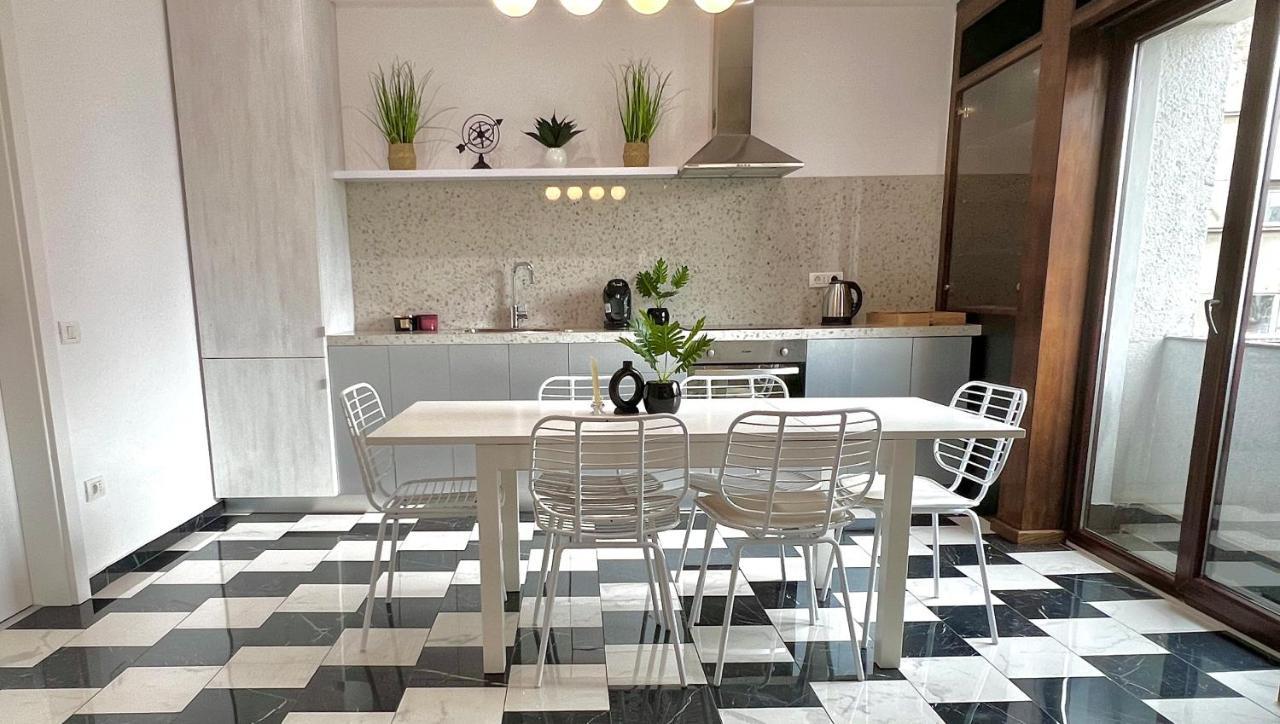 Elegant Two Bedrooms Apartment Bucharest