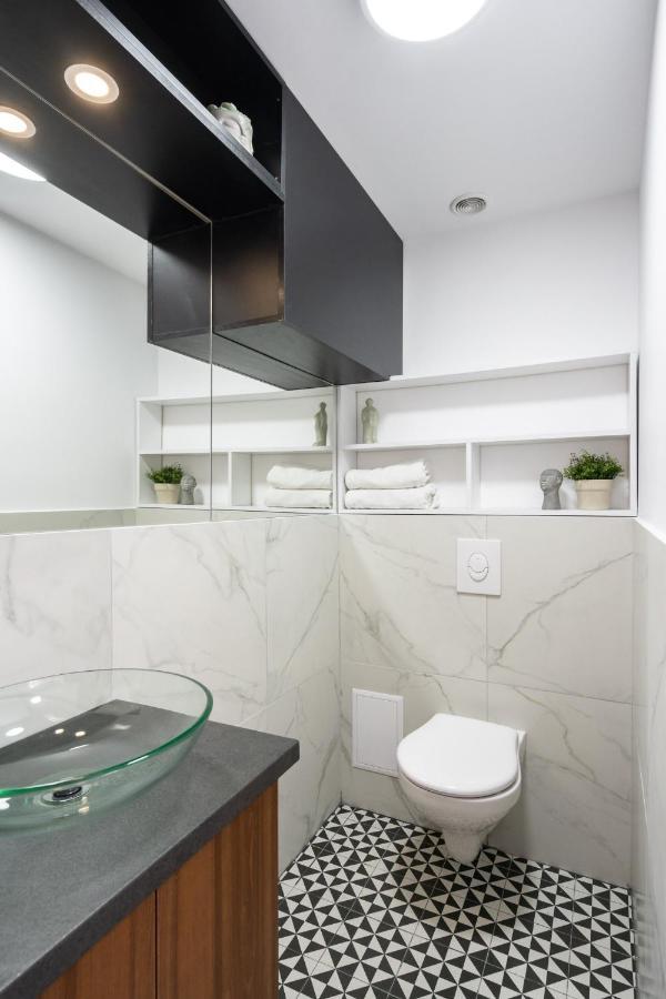 Elegant Two Bedrooms Apartment *