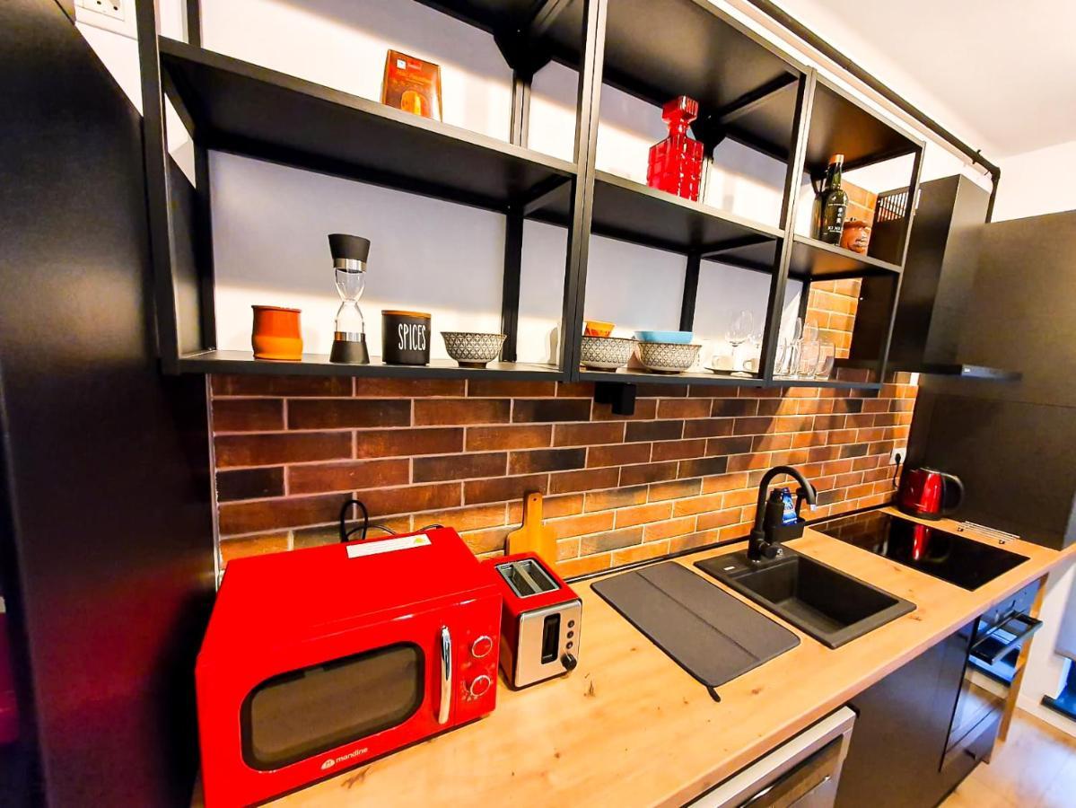 Urban Retreat: Industrial Chic 1br Ap - Heart Of Apartamento Bucareste