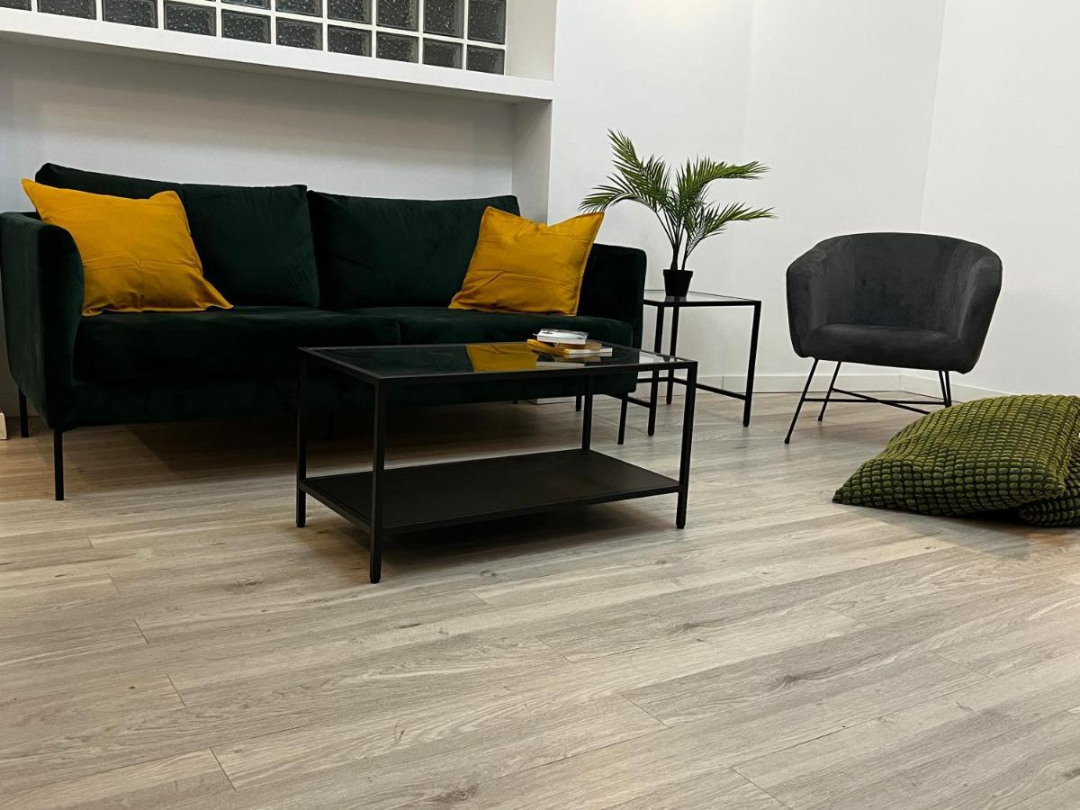 Four Bedroom Apartment, Old Town Apartment *