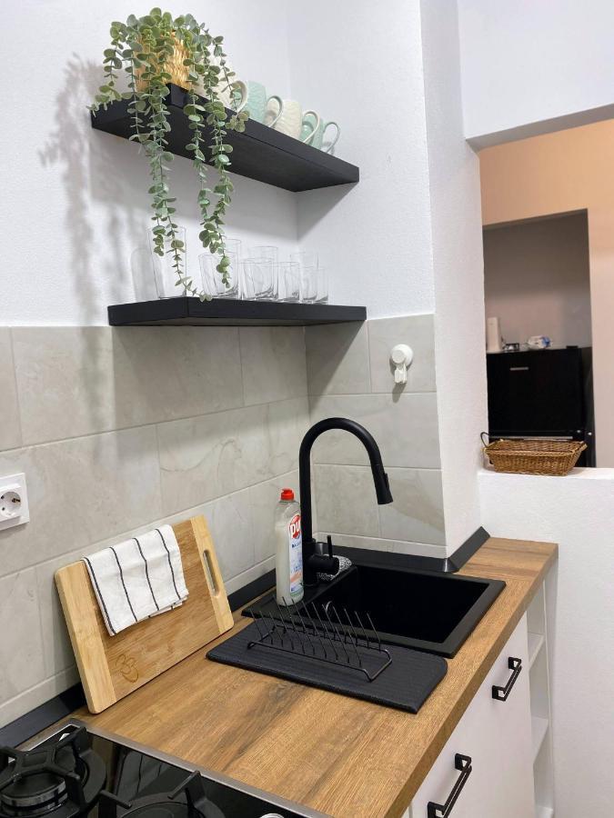Cozy North Railway St - 4 Min Walk Apartament
