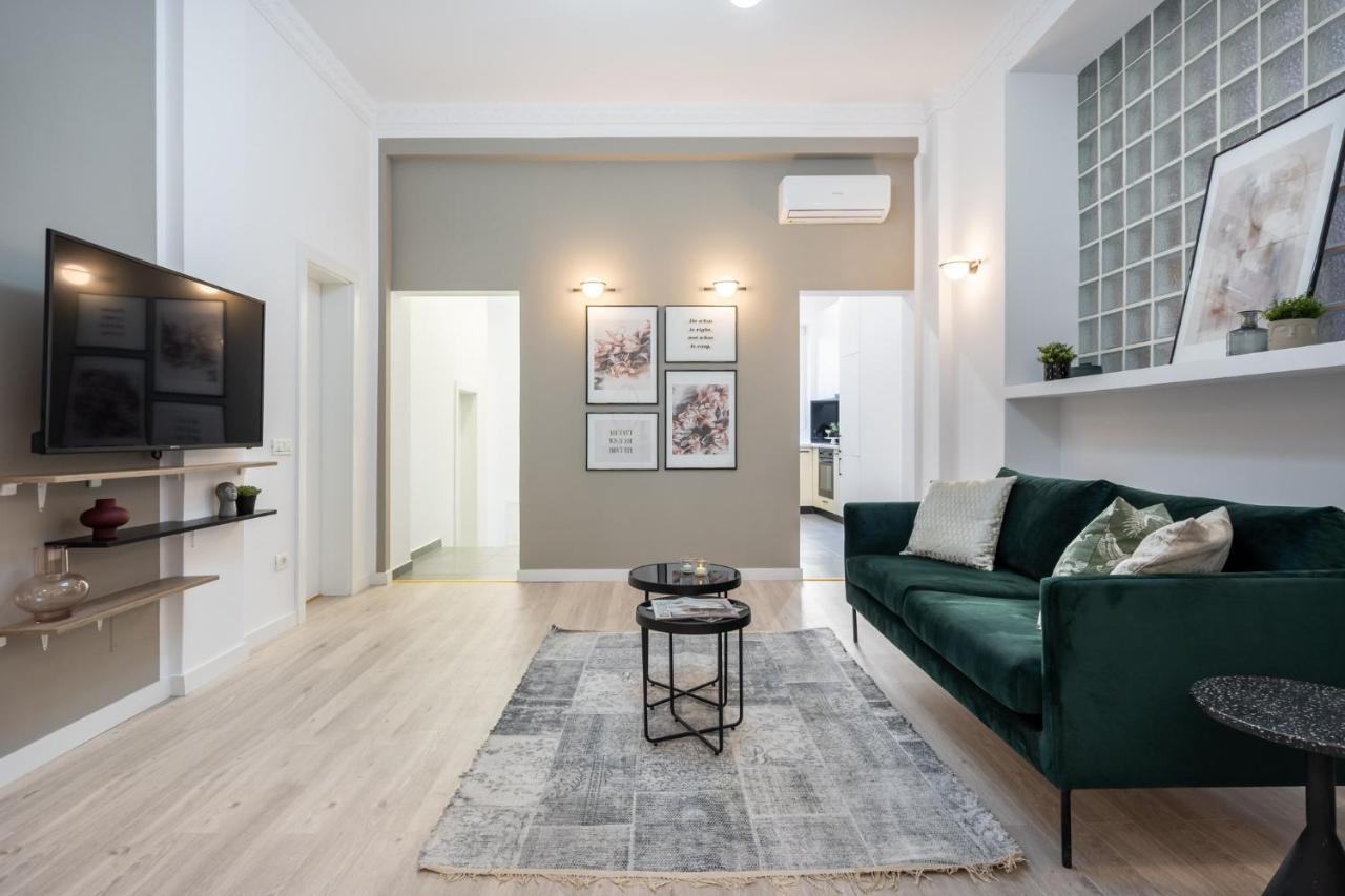 Four Bedroom Apartment, Old Town Apartment *