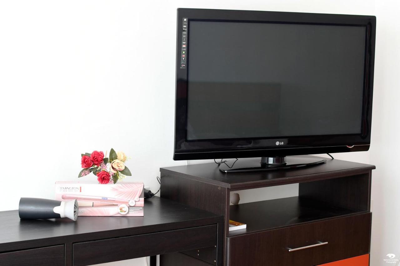 Apartment Modern Semi-central 1 Bedroom Apartment, 3 Parks Nearby Bucharest