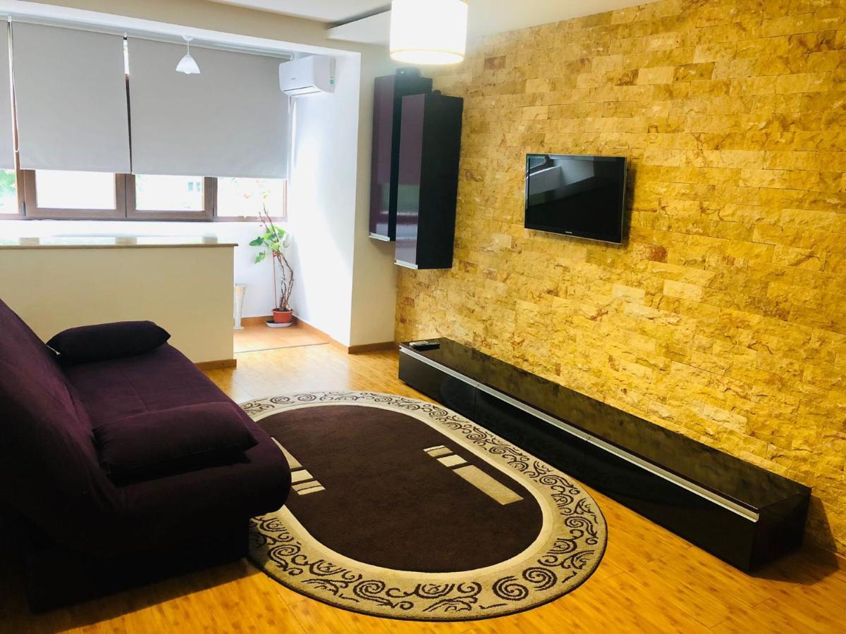Apartment Near The Center, Subway, Mall And Park *