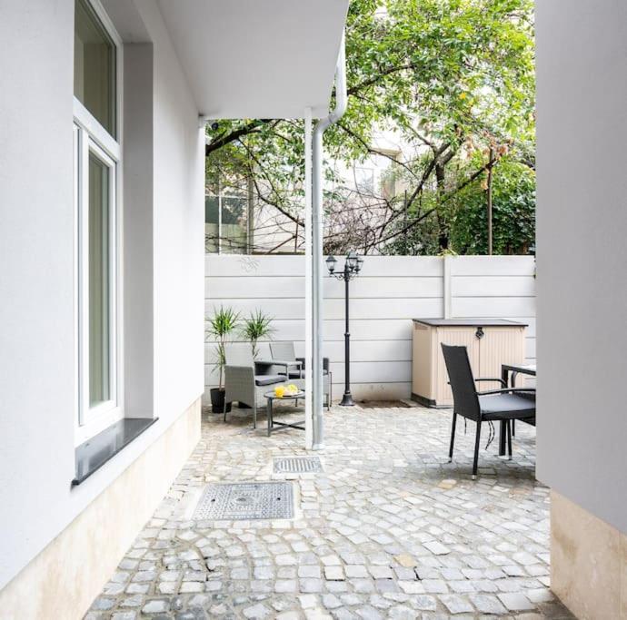 Berthelot King's With Courtyard Apartment