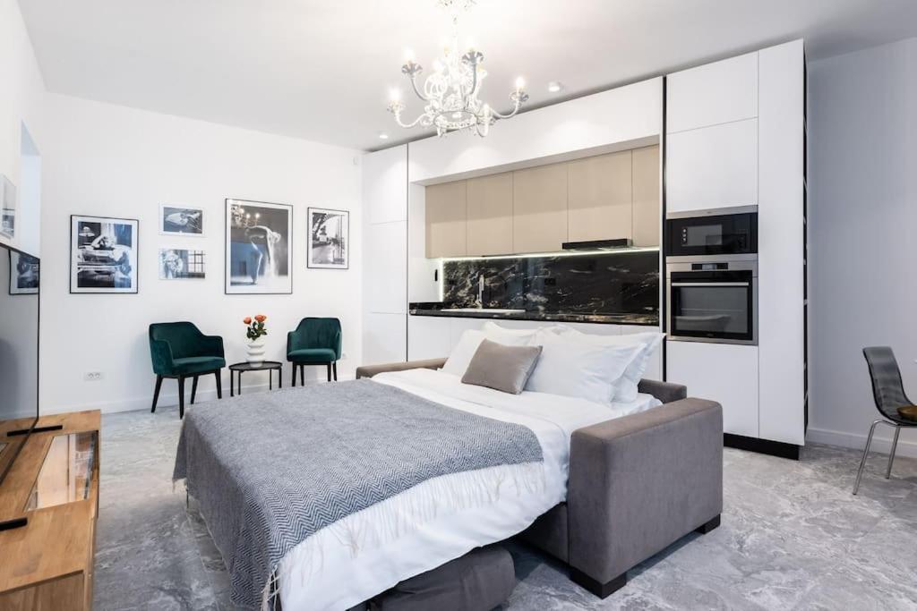 Berthelot King's With Courtyard Apartment