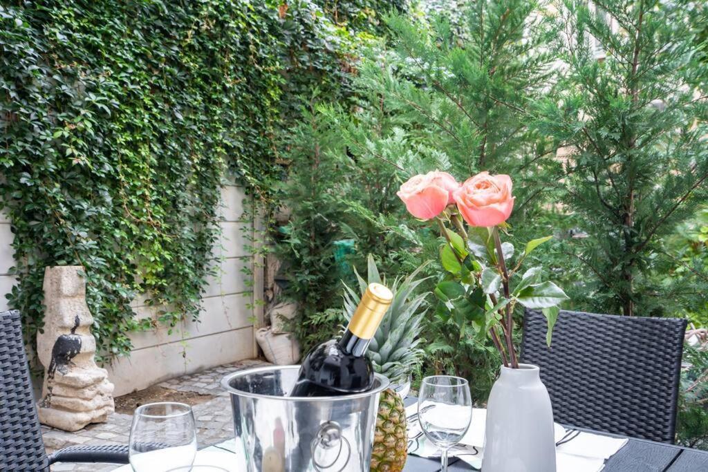 Berthelot King's With Courtyard Apartment *