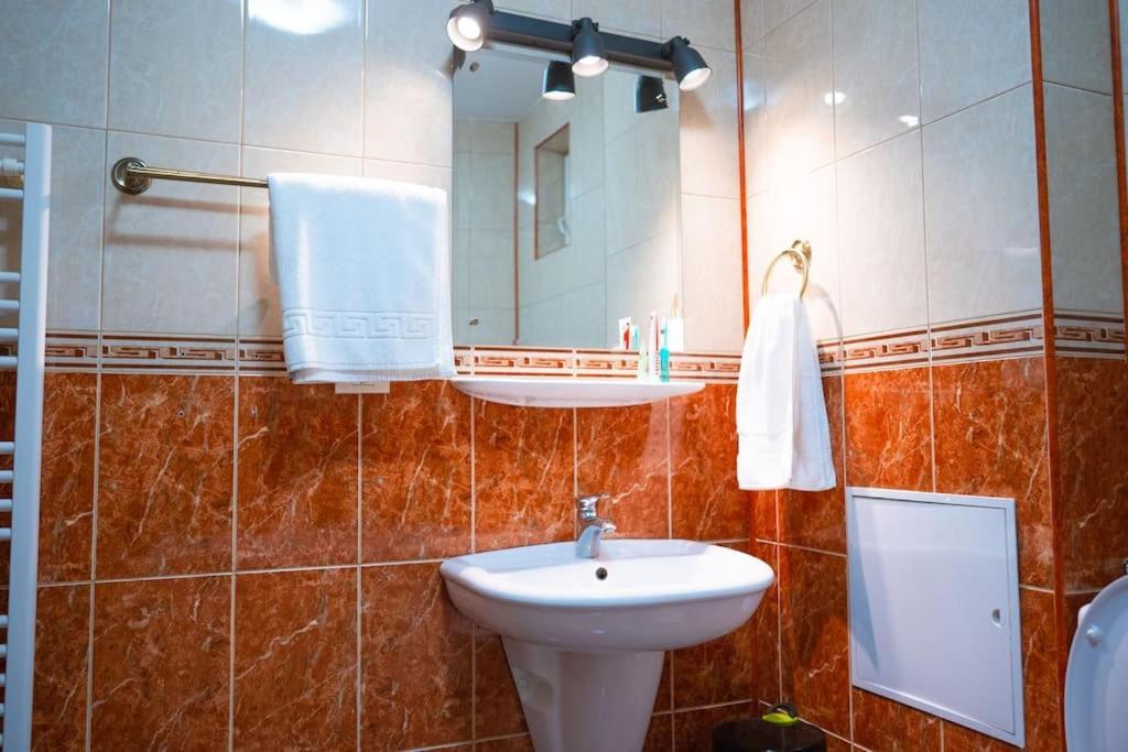 Lovely 2 Bedroom Apartment, Free Parking * Bucharest