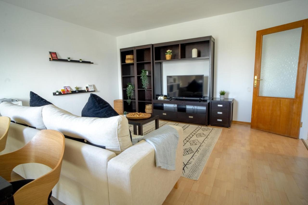 Apartment Center With Skyline View *