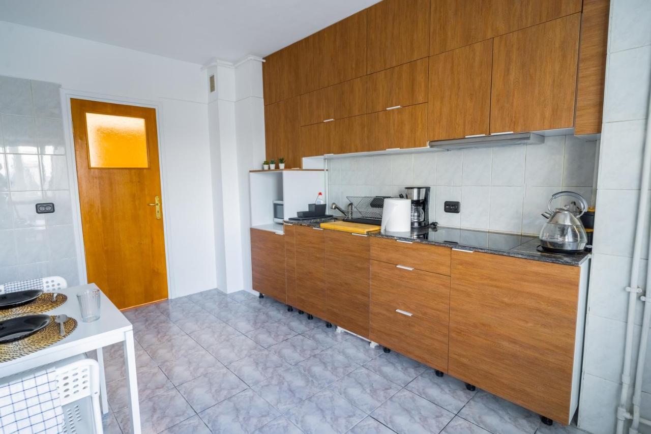 Apartment Center With Skyline View *