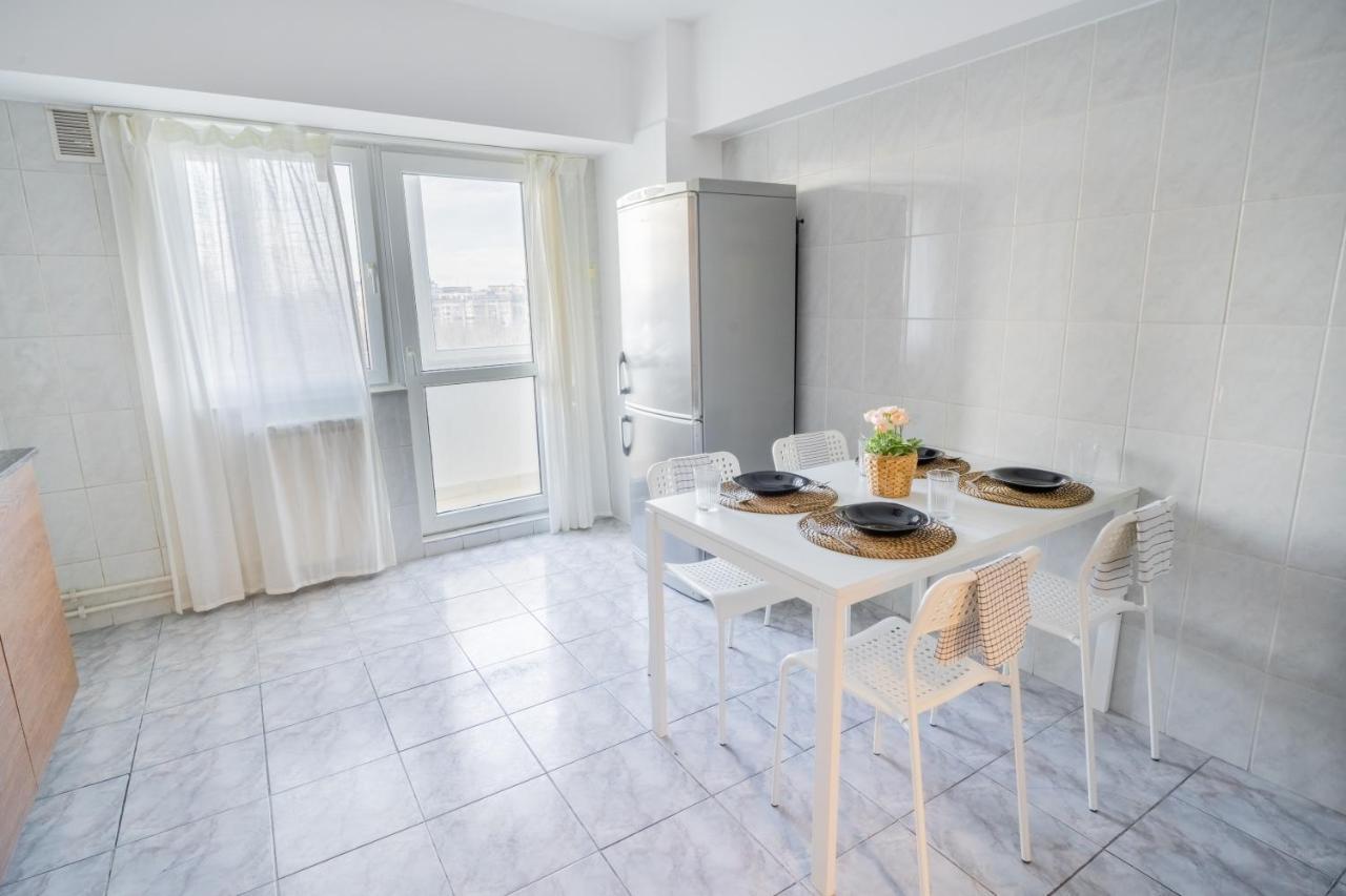 Center With Skyline View Apartment