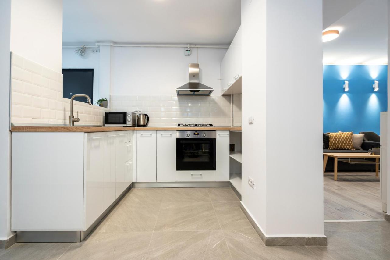 Blue Design In Magheru Apartment
