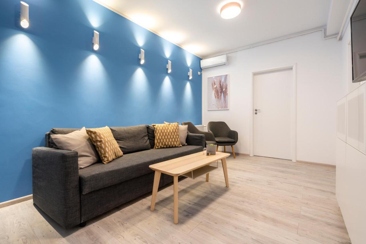 Blue Design In Magheru Apartment