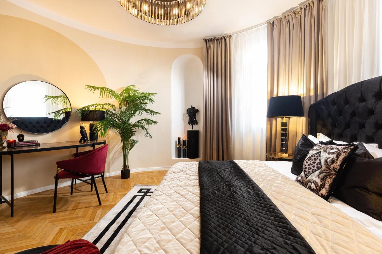 Qult - Invictus Apartament Bucureşti