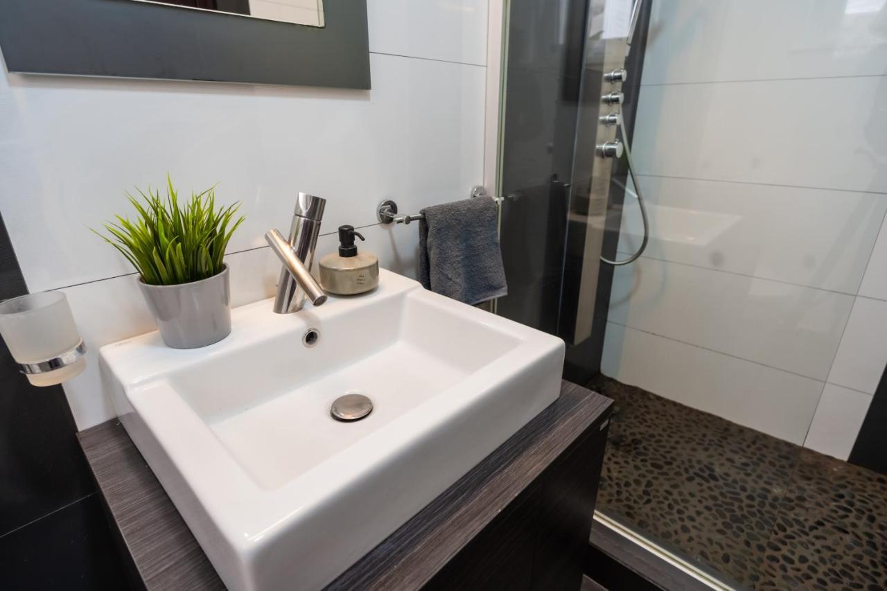 Apartment Cozy & Spacious Flat Near Victoriei Square